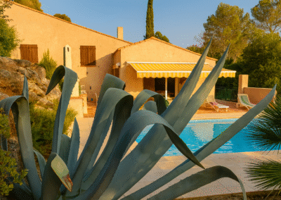 villa du peyron - zwembad en villa vanuit de tuin gezien